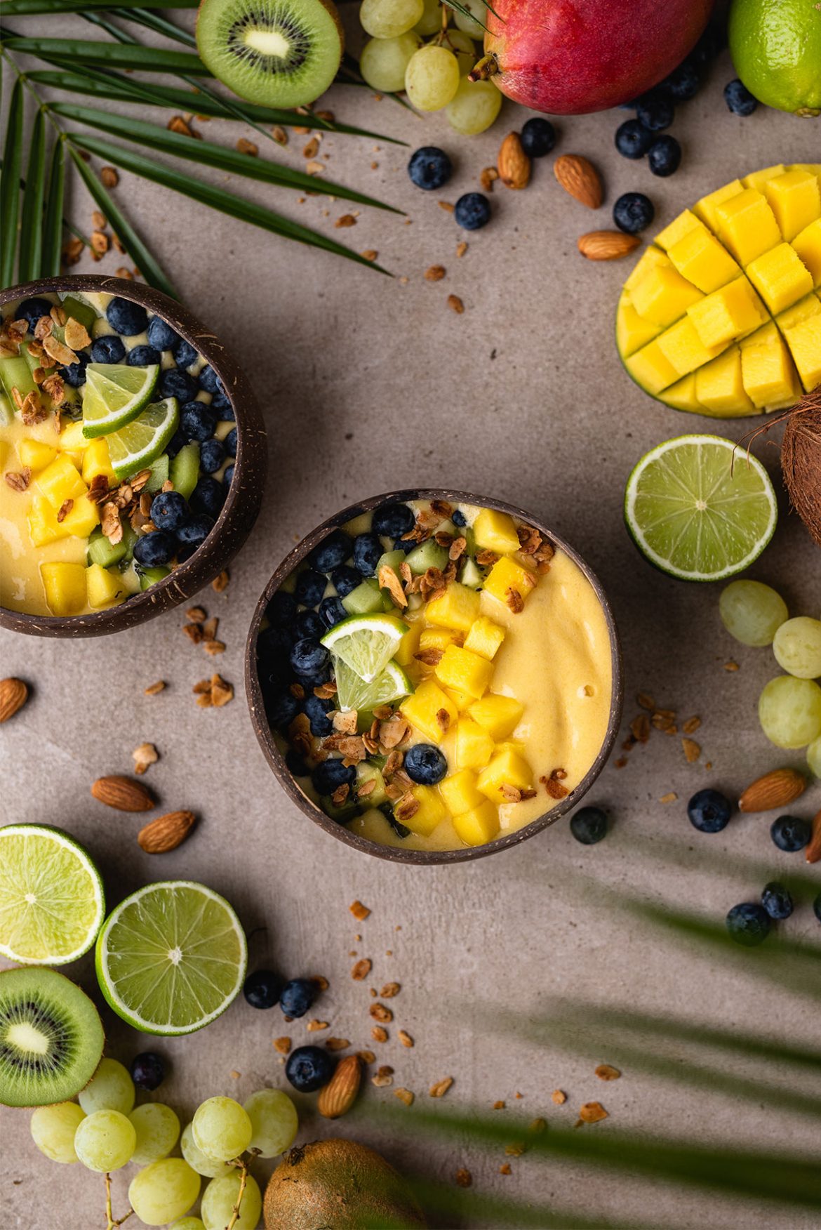 Tropinis kokosų ir mangų koktelis dubenėlyje