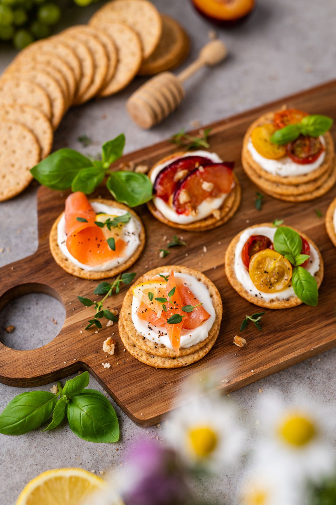 Trys užkandžiai su krekeriais ir rikotos kremu