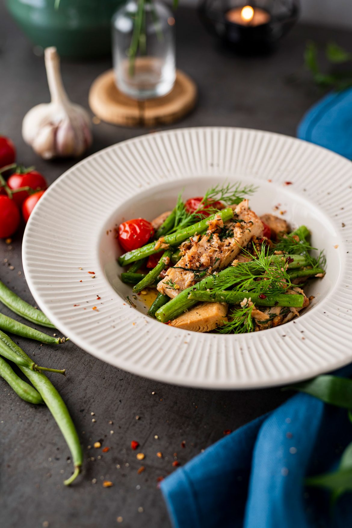 Lengvai apkeptas tunas su česnakų padažu ir pomidorais