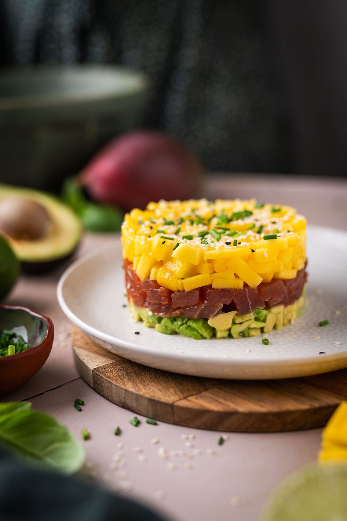 Tuno tartaras su mangais ir avokadais