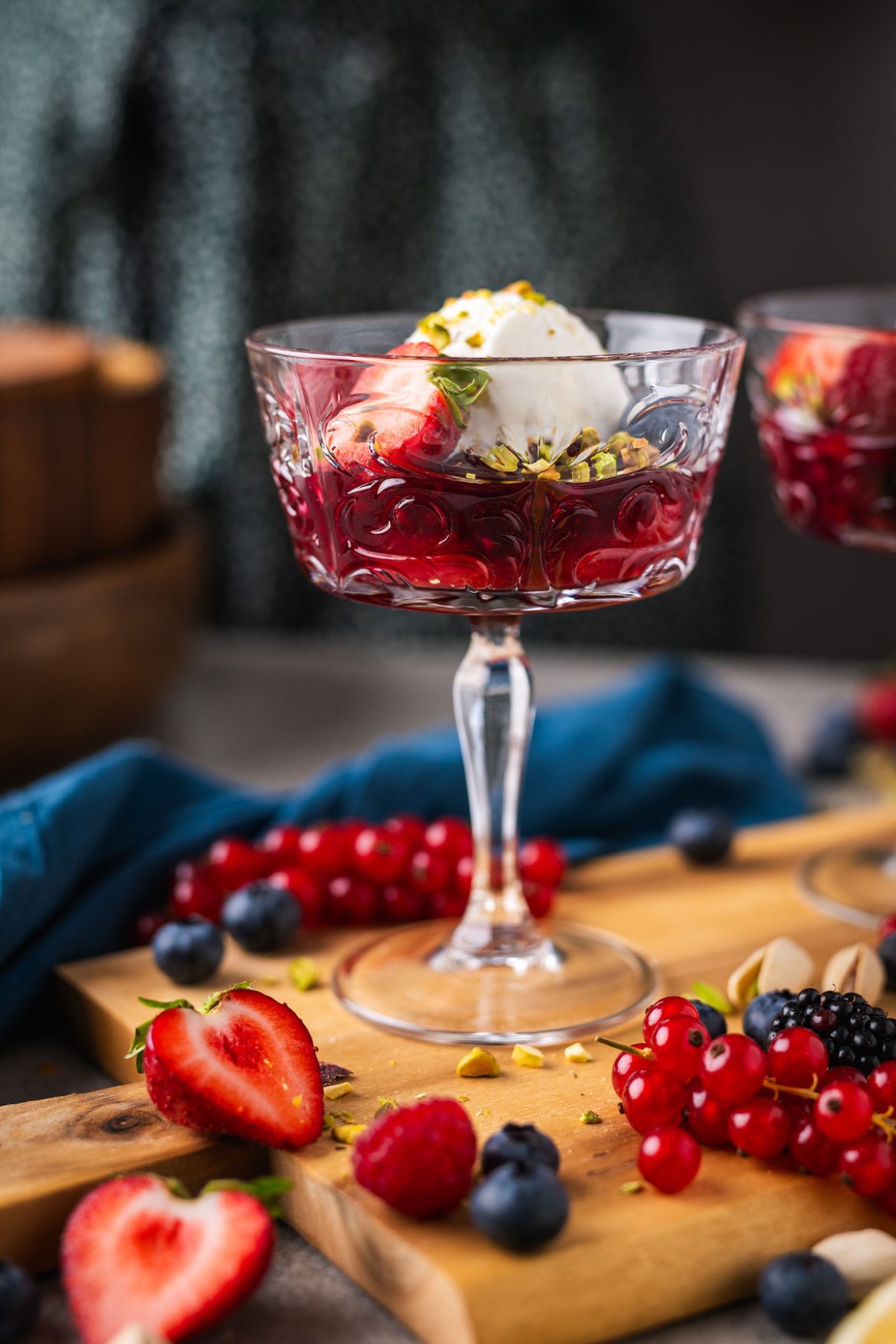 Uogų desertas su ledais