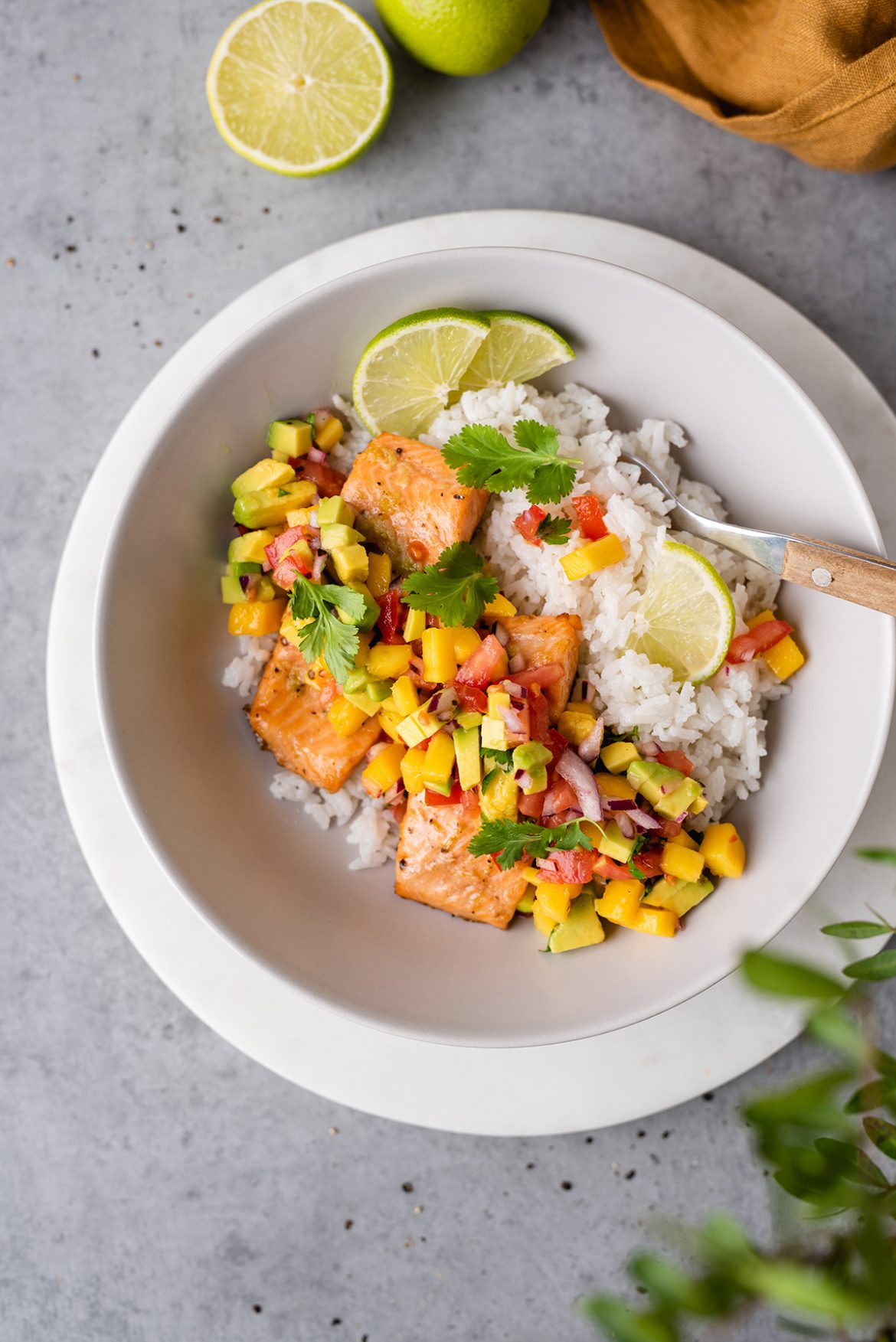 Upėtakis su mangų salsa ir kokosiniais ryžiais