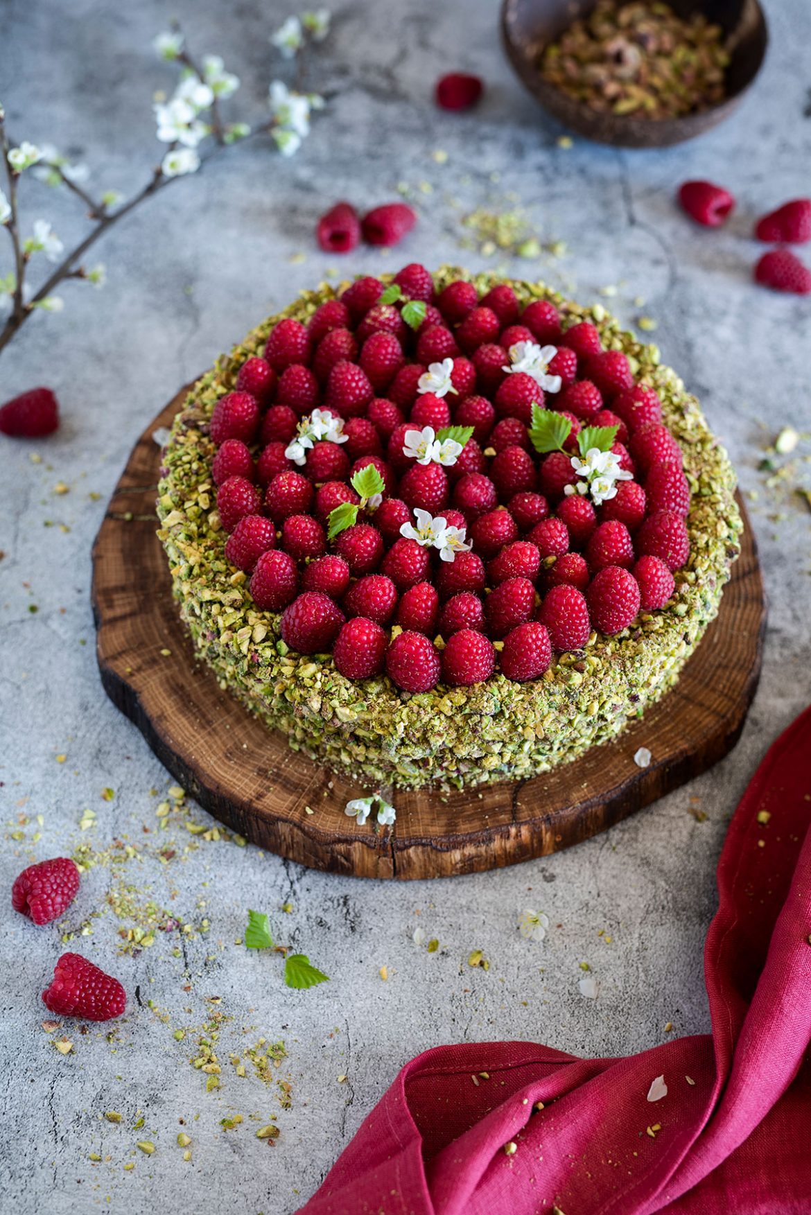 Varškės ir pistacijų tortas su avietėmis