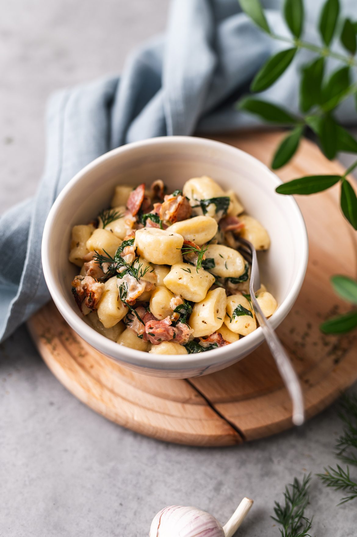 Virti varškėtukai su šoninės ir grietinėlės padažu