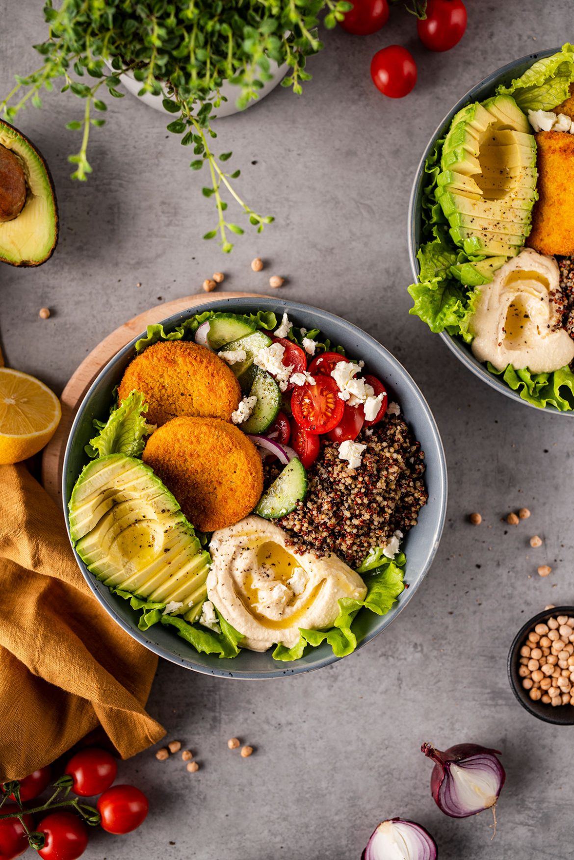 Vegetariški salotų dubenėliai su humusu