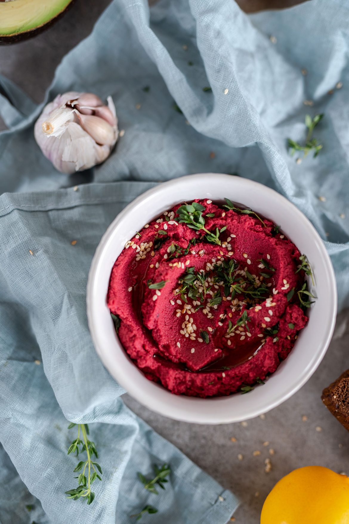 Vegetariški sumuštiniai su burokėlių humusu