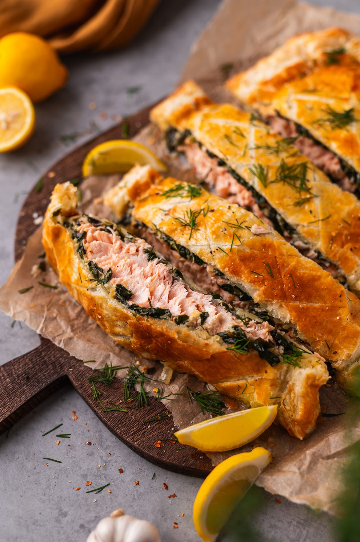 Sluoksniuotos tešlos pyragas (Velingtono kepsnys) su lašiša