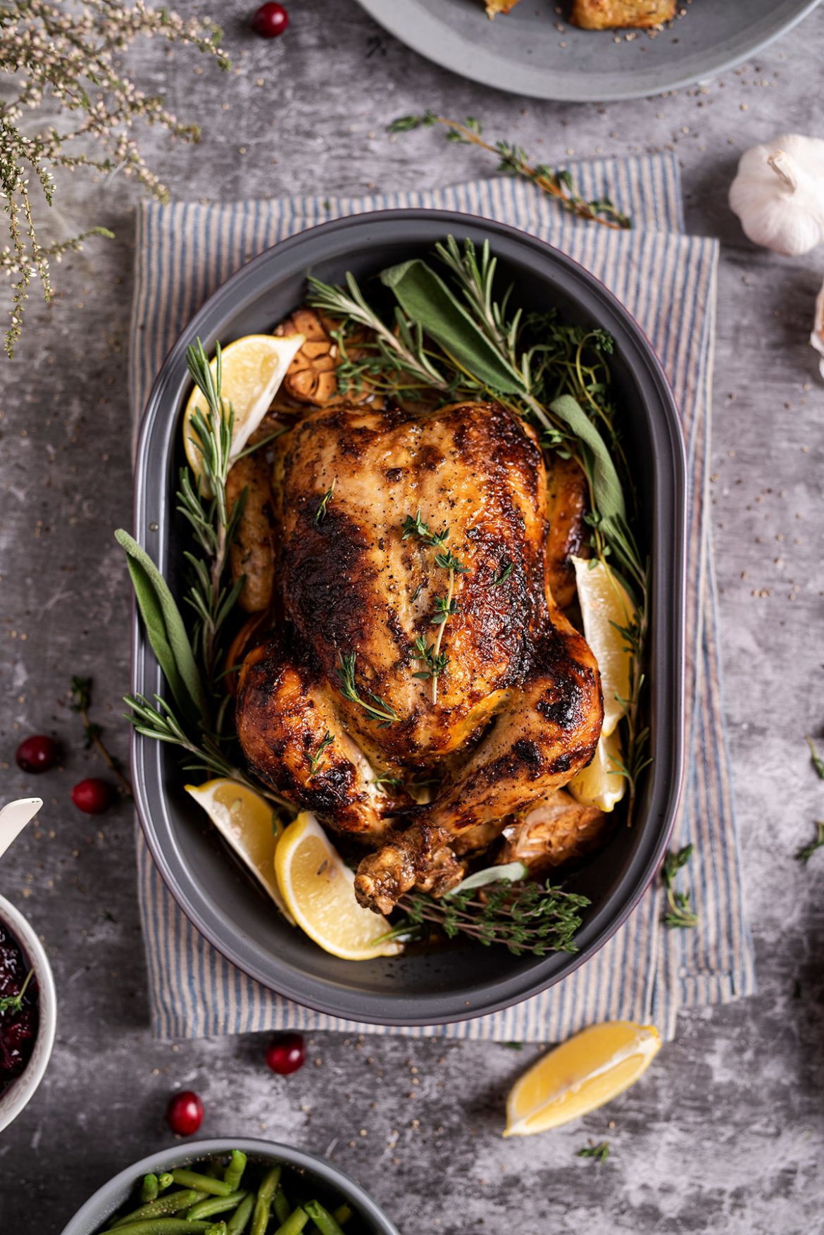 Orkaitėje keptas viščiukas su traiškytomis bulvytėmis ir spanguolių padažu