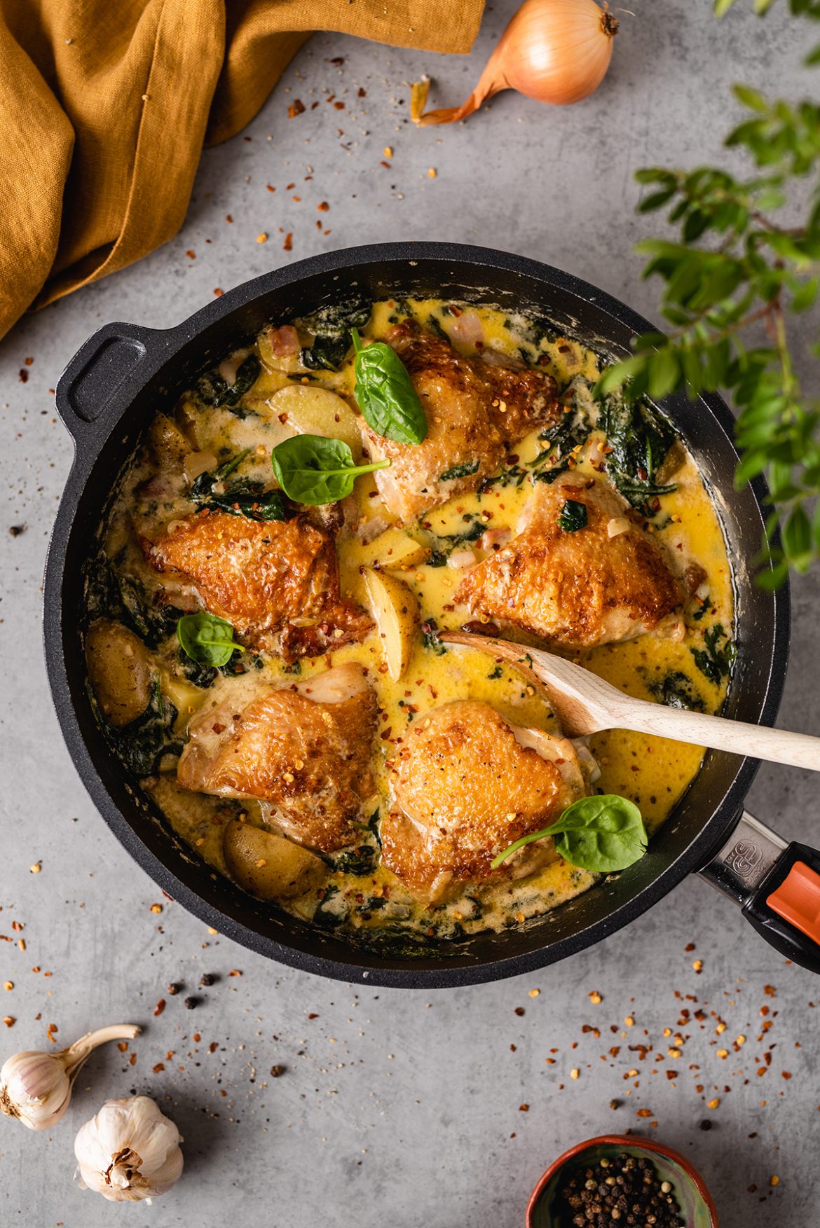 Viščiukų šlaunelės su bulvėmis ir šonine, troškintos grietinėlės ir špinatų padaže