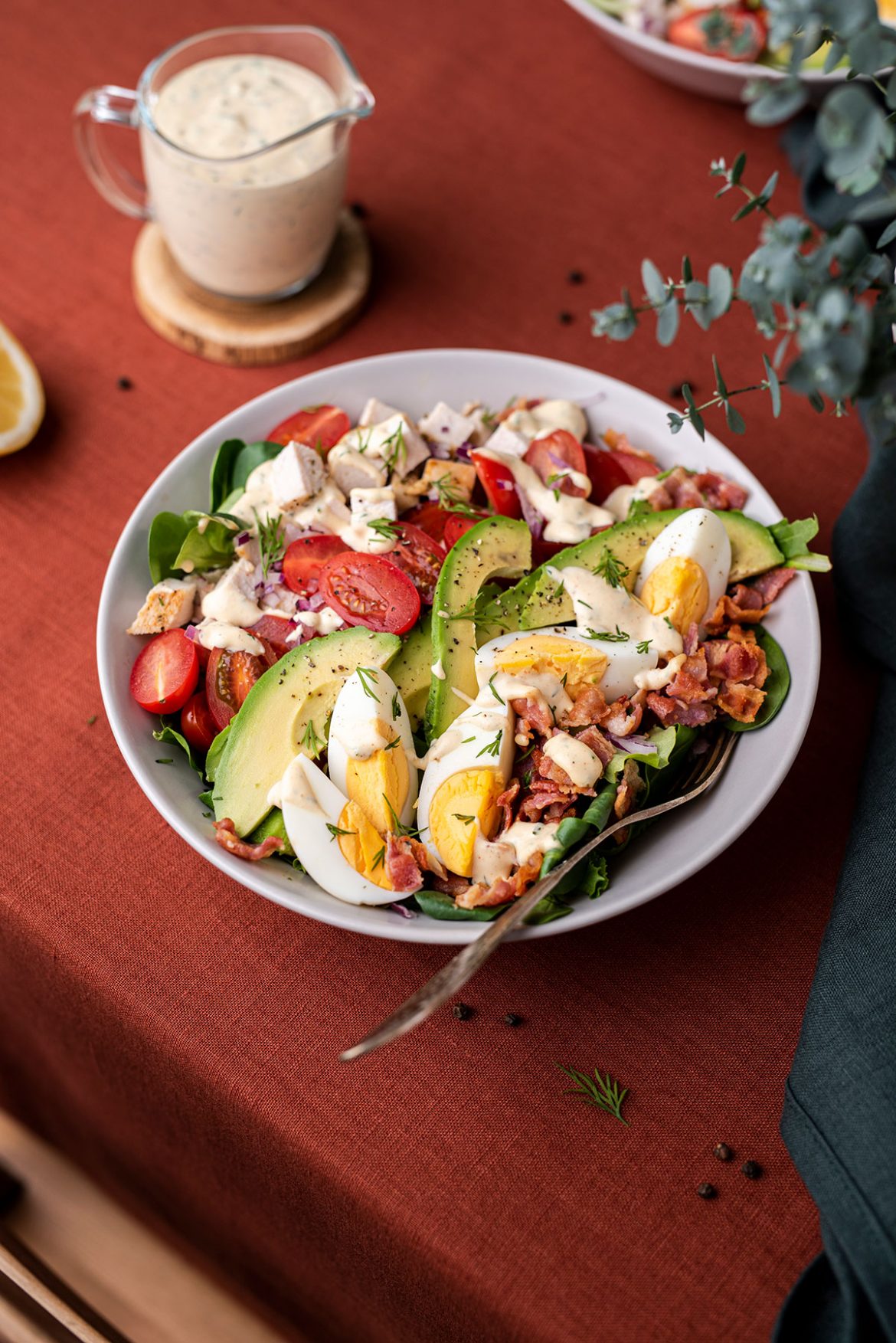 Vištienos ir avokadų salotos su kiaušiniais