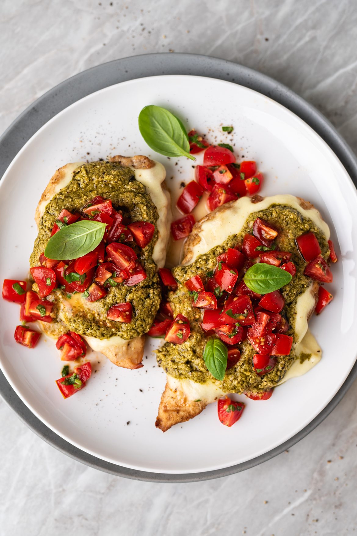 Vištienos kepsniai su mocarela, pesto ir pomidorais