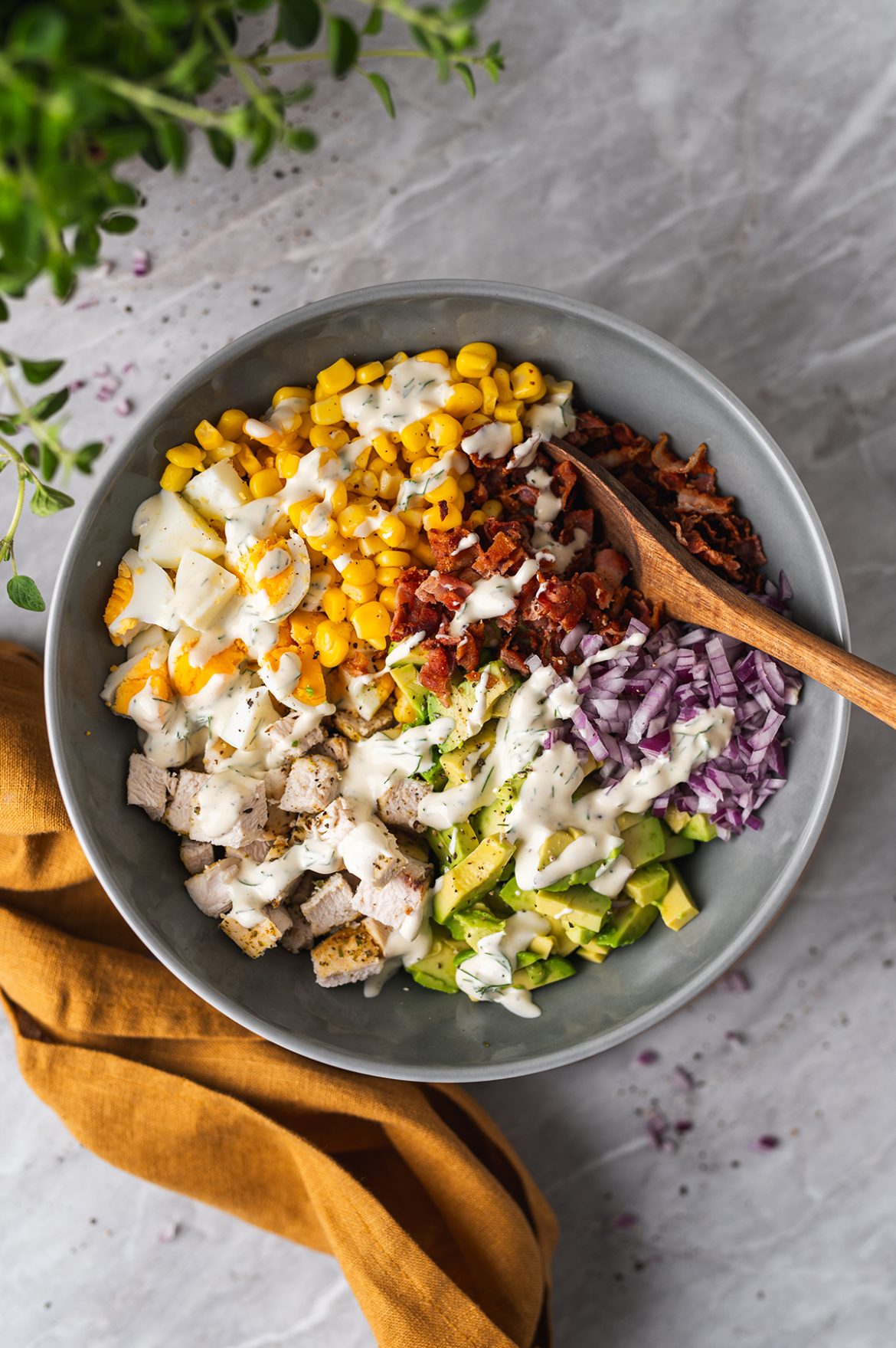 Keptos vištienos, kiaušinių ir avokadų mišrainė