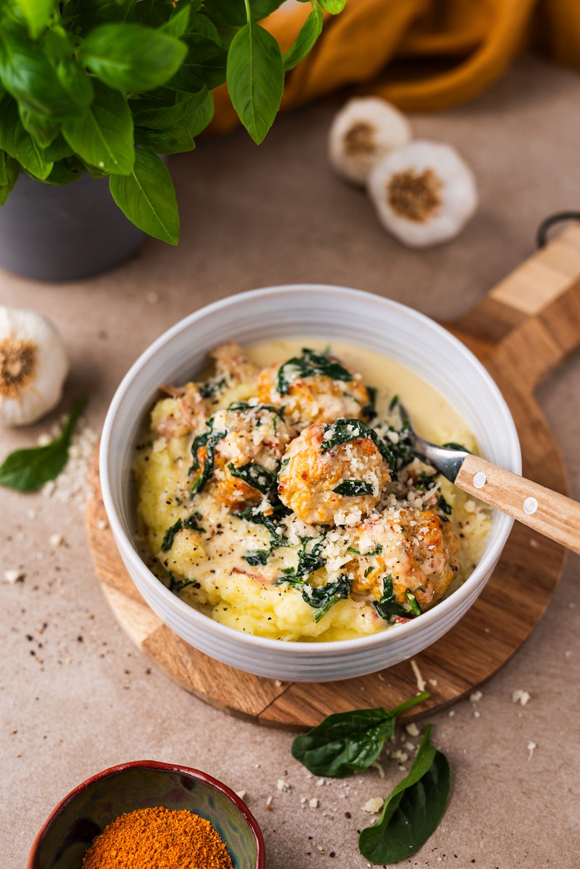 Sultingi vištienos kukuliukai su bulvių koše ir grietinėlės padažu