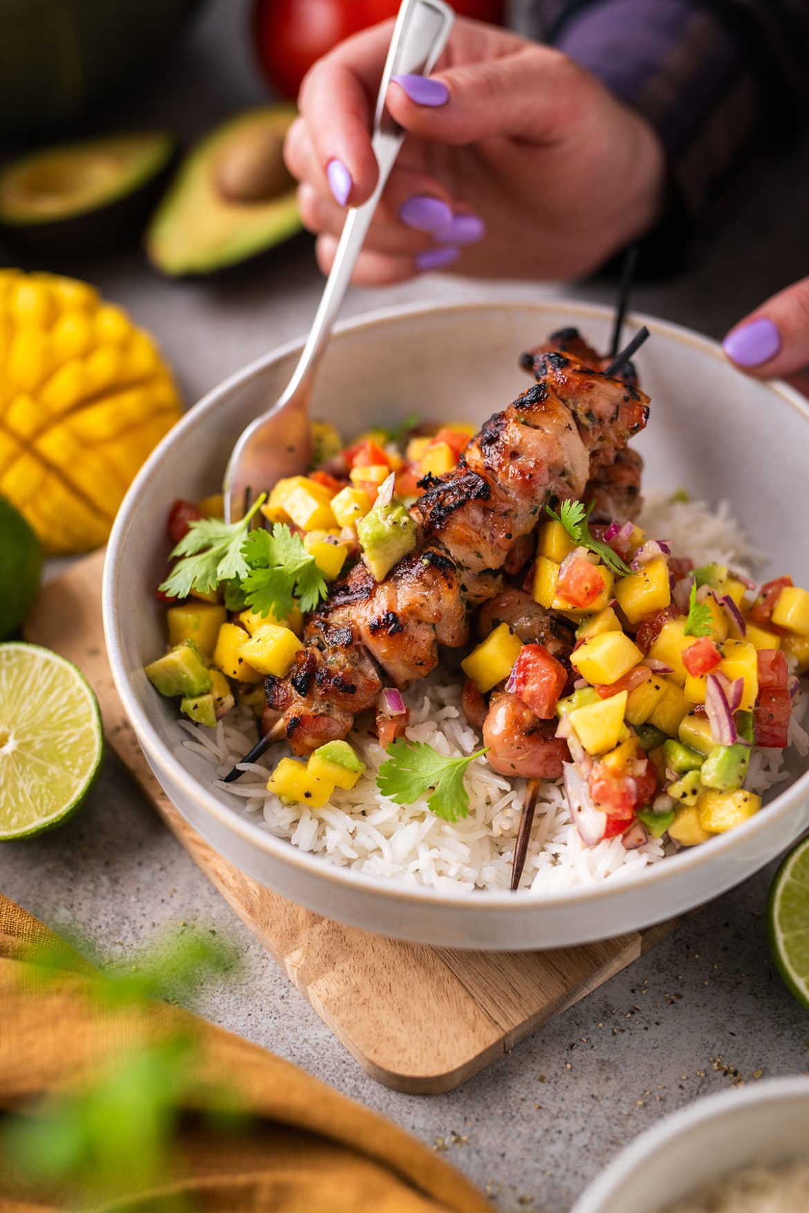 Vištienos šašlyko iešmeliai su mangų ir avokadų salsa