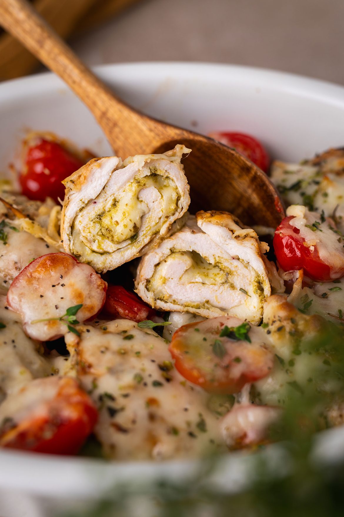 Vištienos suktinukai su pesto, mocarela ir pomidorais