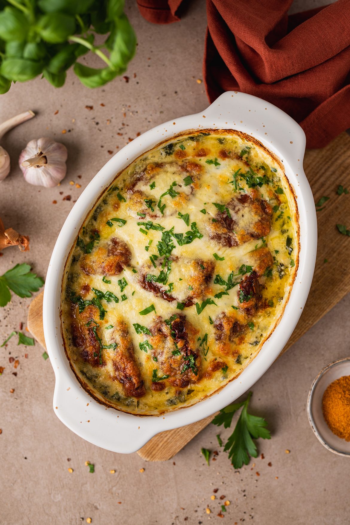 Vištienos užkepėlė su špinatais, saulėje džiovintais pomidorais ir trijų rūšių sūriu