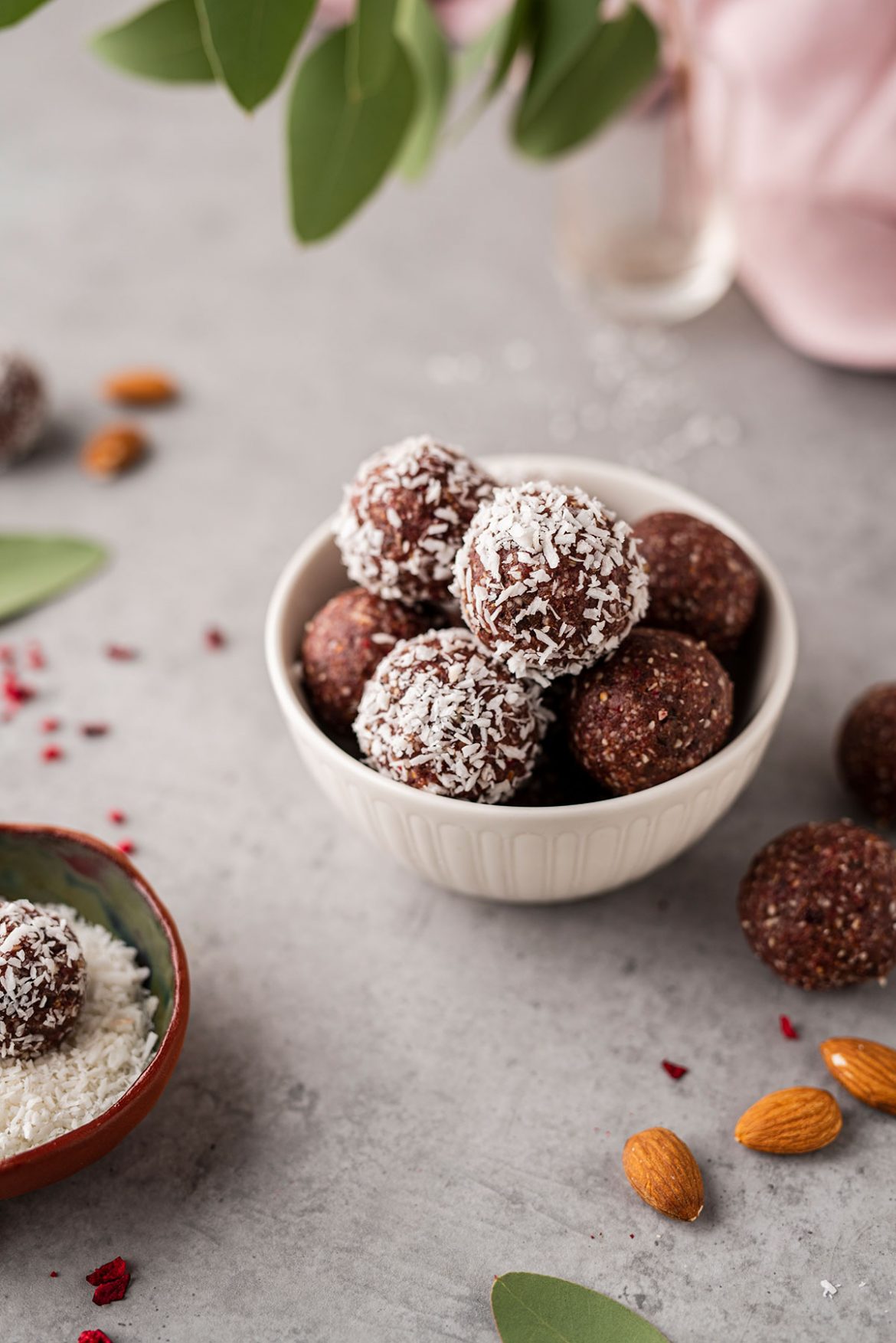 Vyšniniai energiniai rutuliukai su juoduoju šokoladu