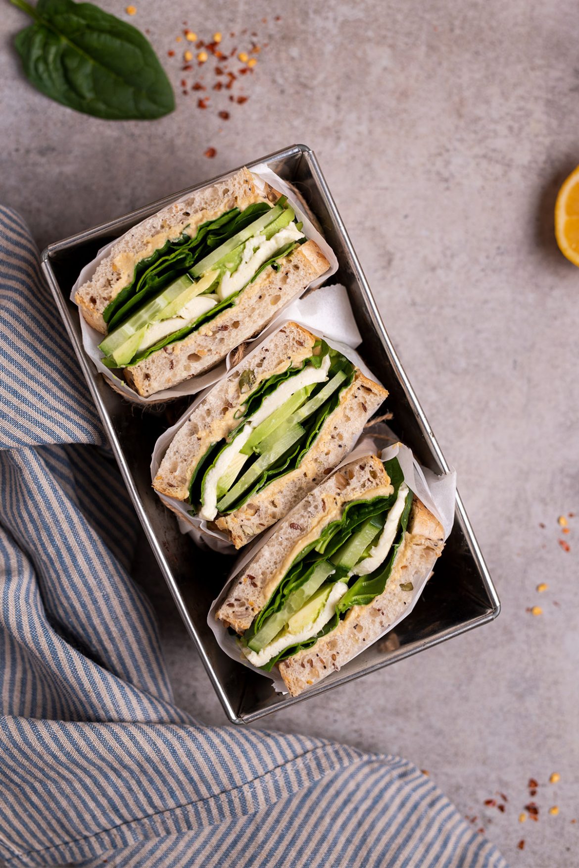 Žalieji sumuštiniai su humusu