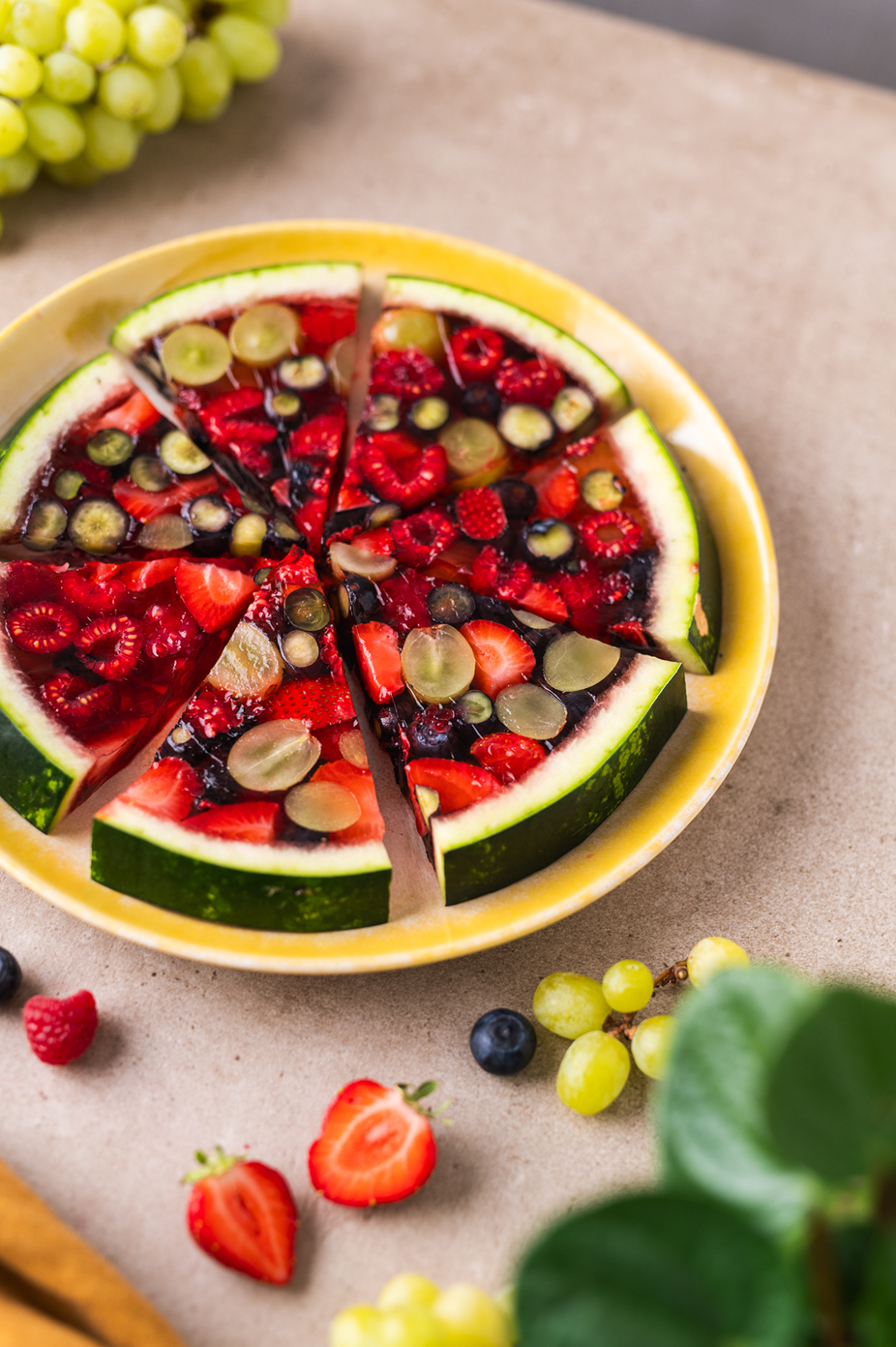 Želė su uogomis arbūzo riekelėse