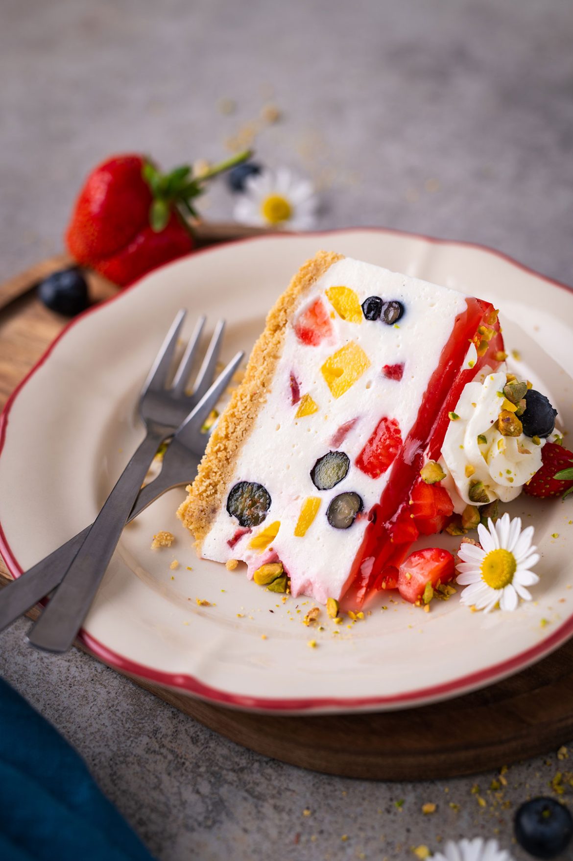 Želė tortas su uogomis ir vaisiais