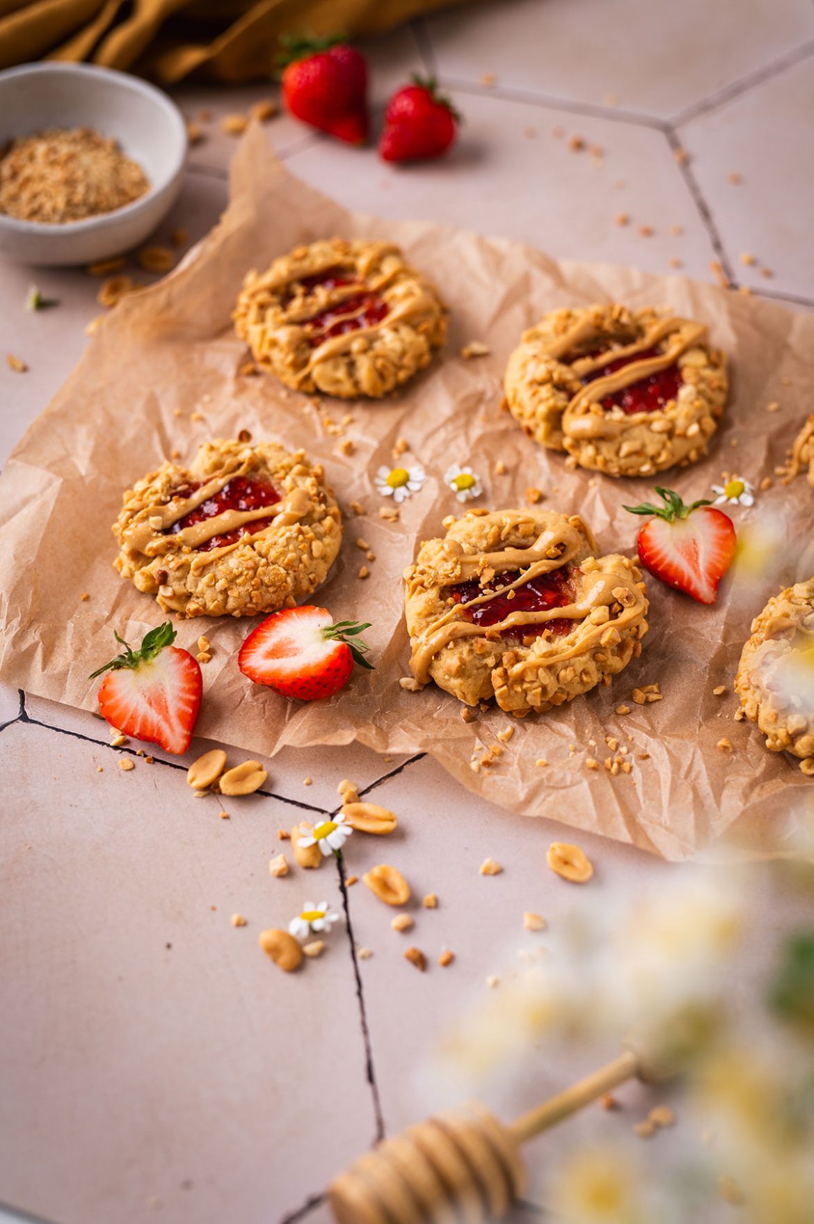 Žemės riešutų kremo sausainėliai su braškių džemu