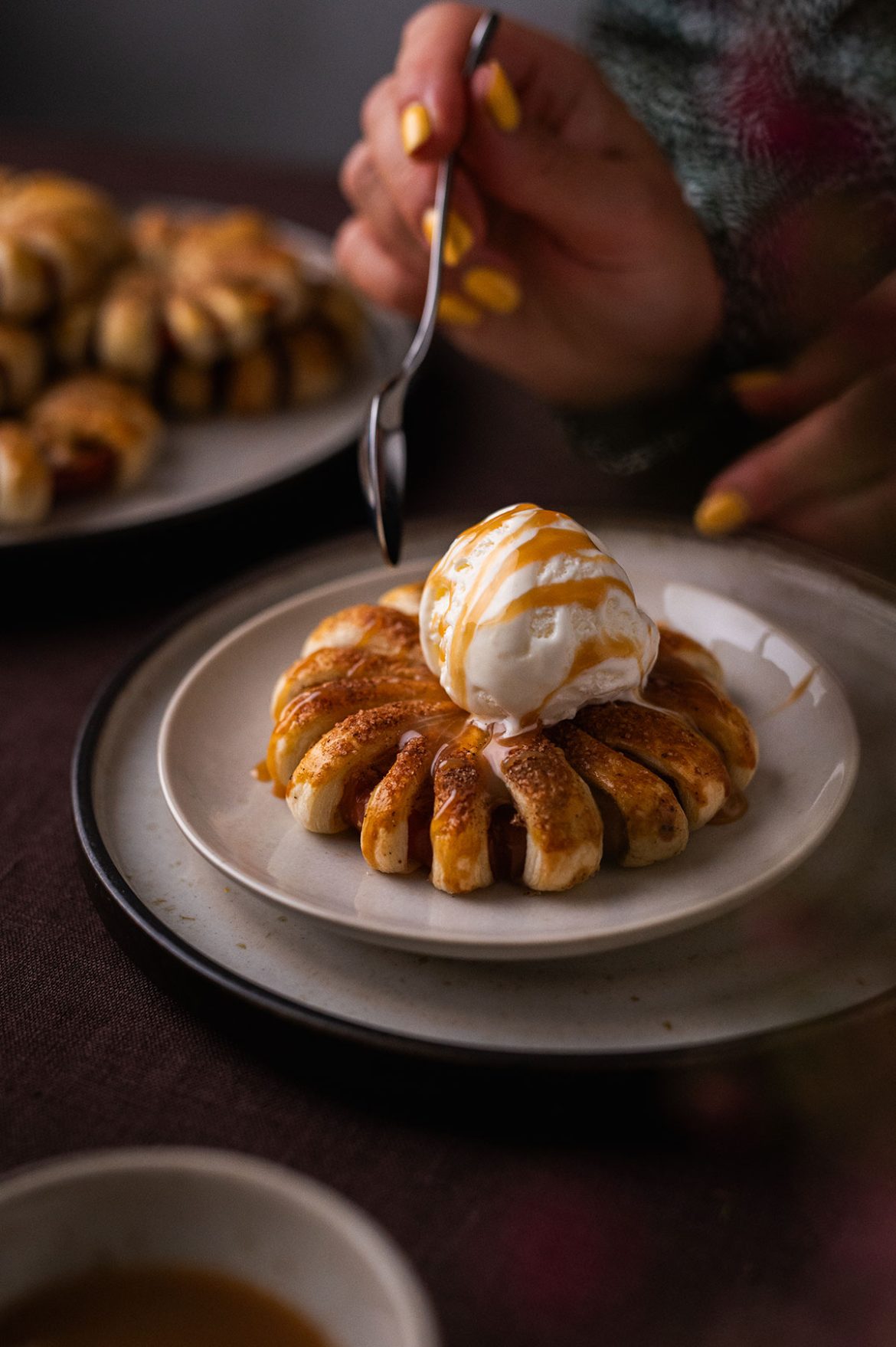 Sluoksniuotos tešlos žiedeliai su obuoliais