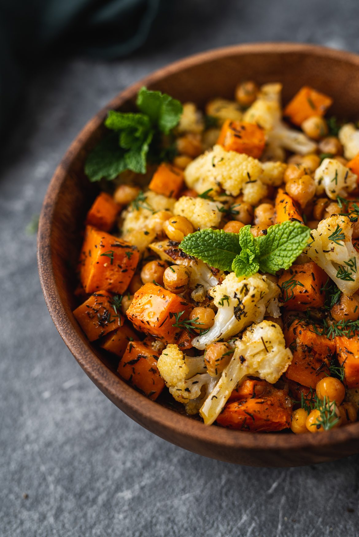 Šiltos žiedinių kopūstų, saldžiųjų bulvių ir avinžirnių salotos