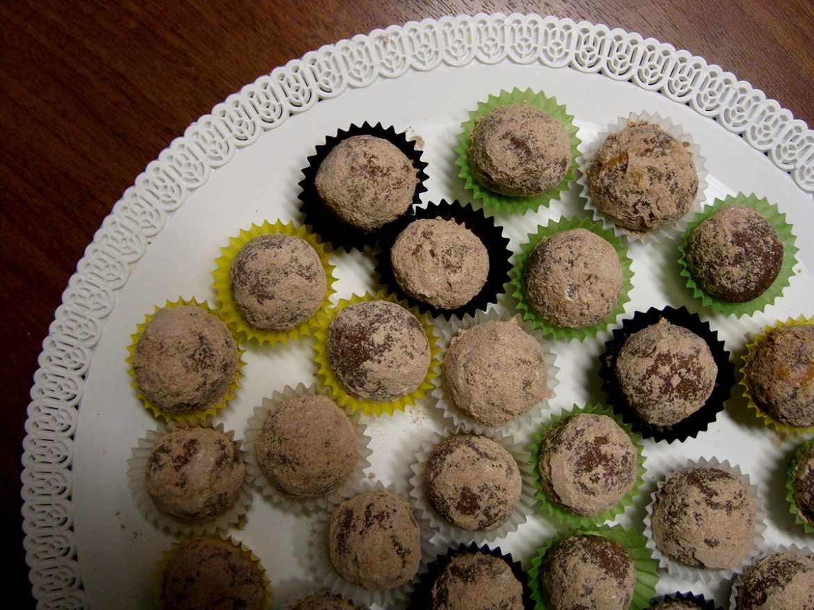 Karameliniai triufeliukai su lazdyno riešutais ir cinamono plutele