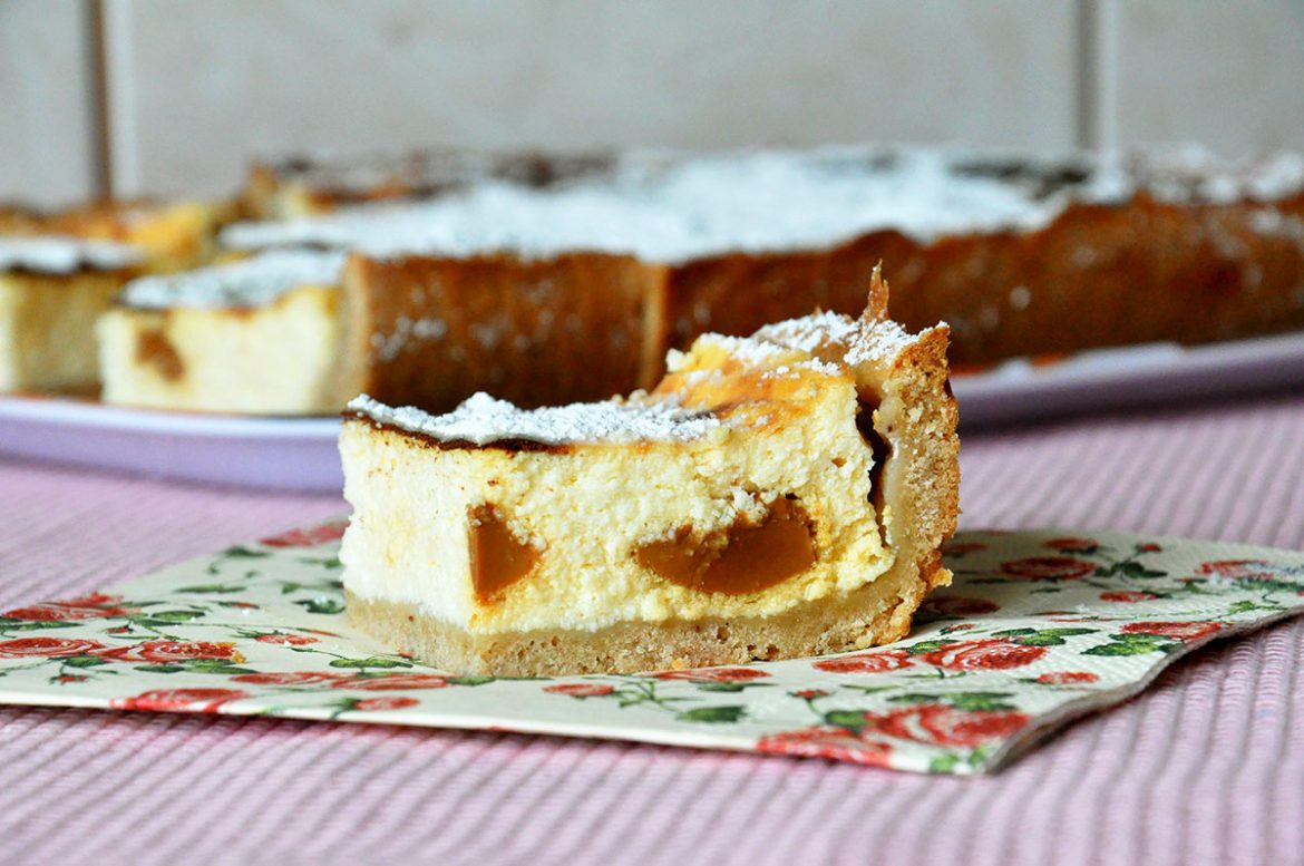 Kokosinis varškės pyragas su karamelės gabalėliais