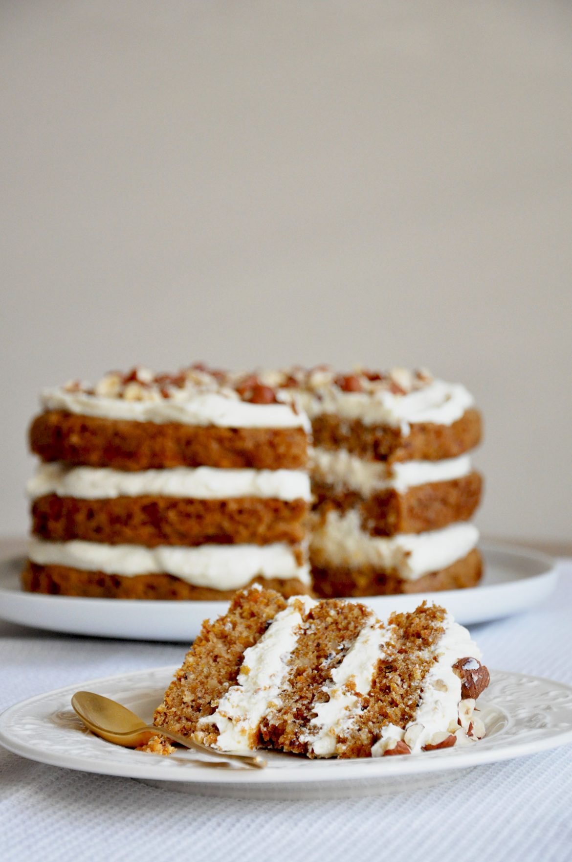 Morkų tortas su varškės kremo pertepimu