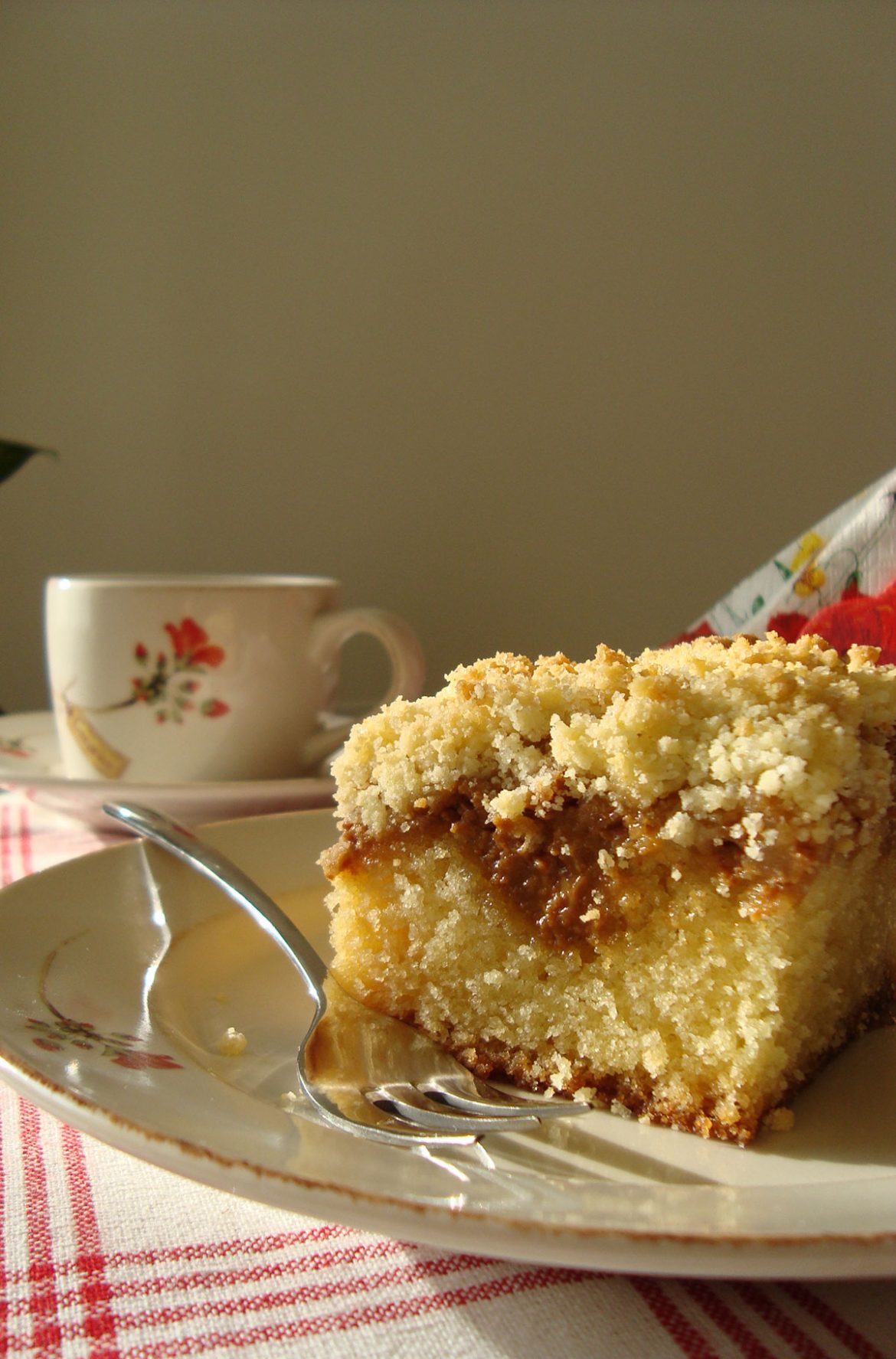 Pyragas su karameliniu obuolių sluoksniu