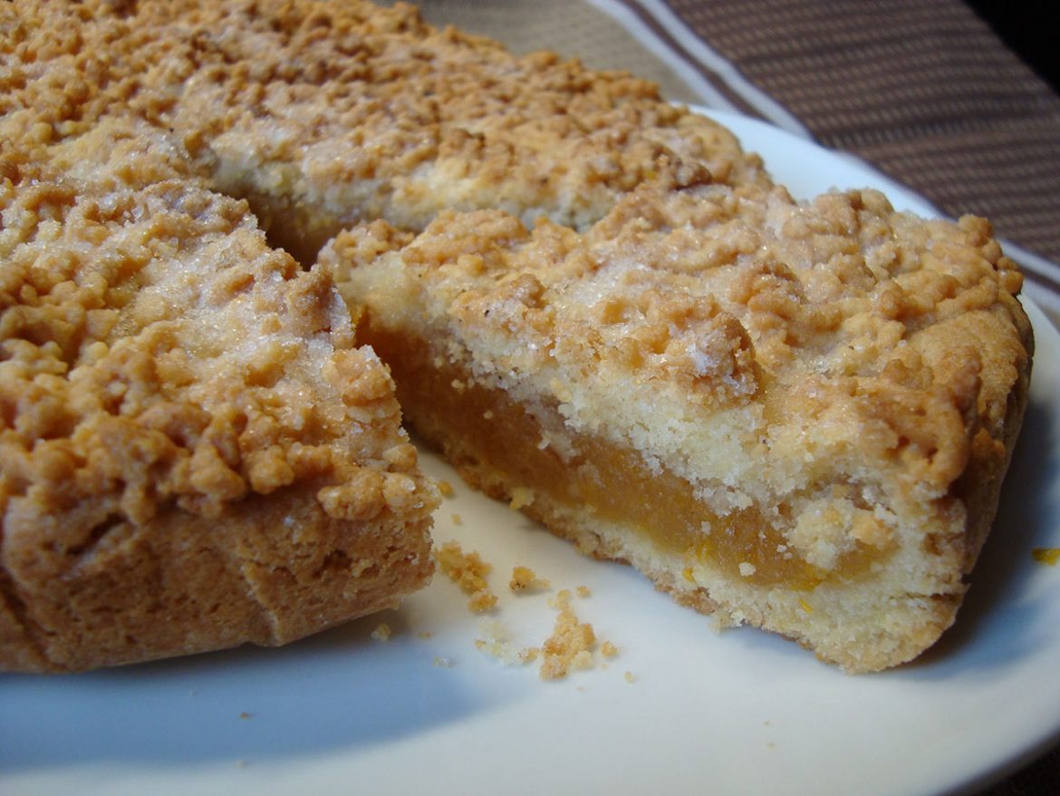 Pyragas su svarainių įdaru