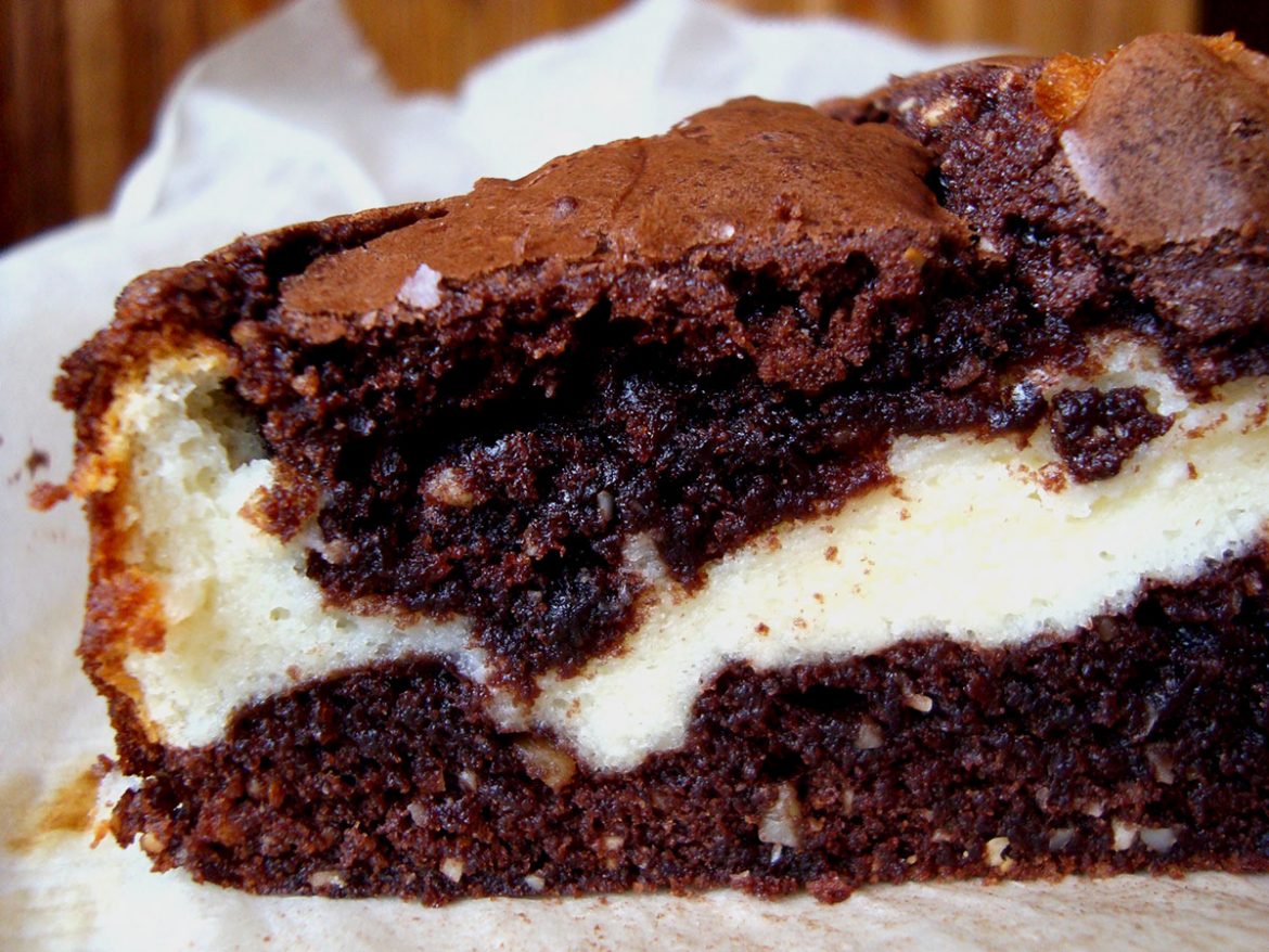 Riešutinis brownie su kreminiu varškės sluoksneliu