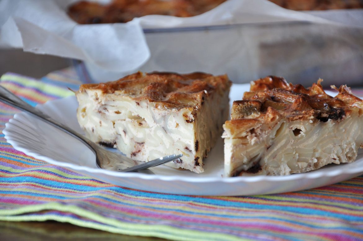 Saldus makaronų, varškės, bananų ir jogurto apkepas