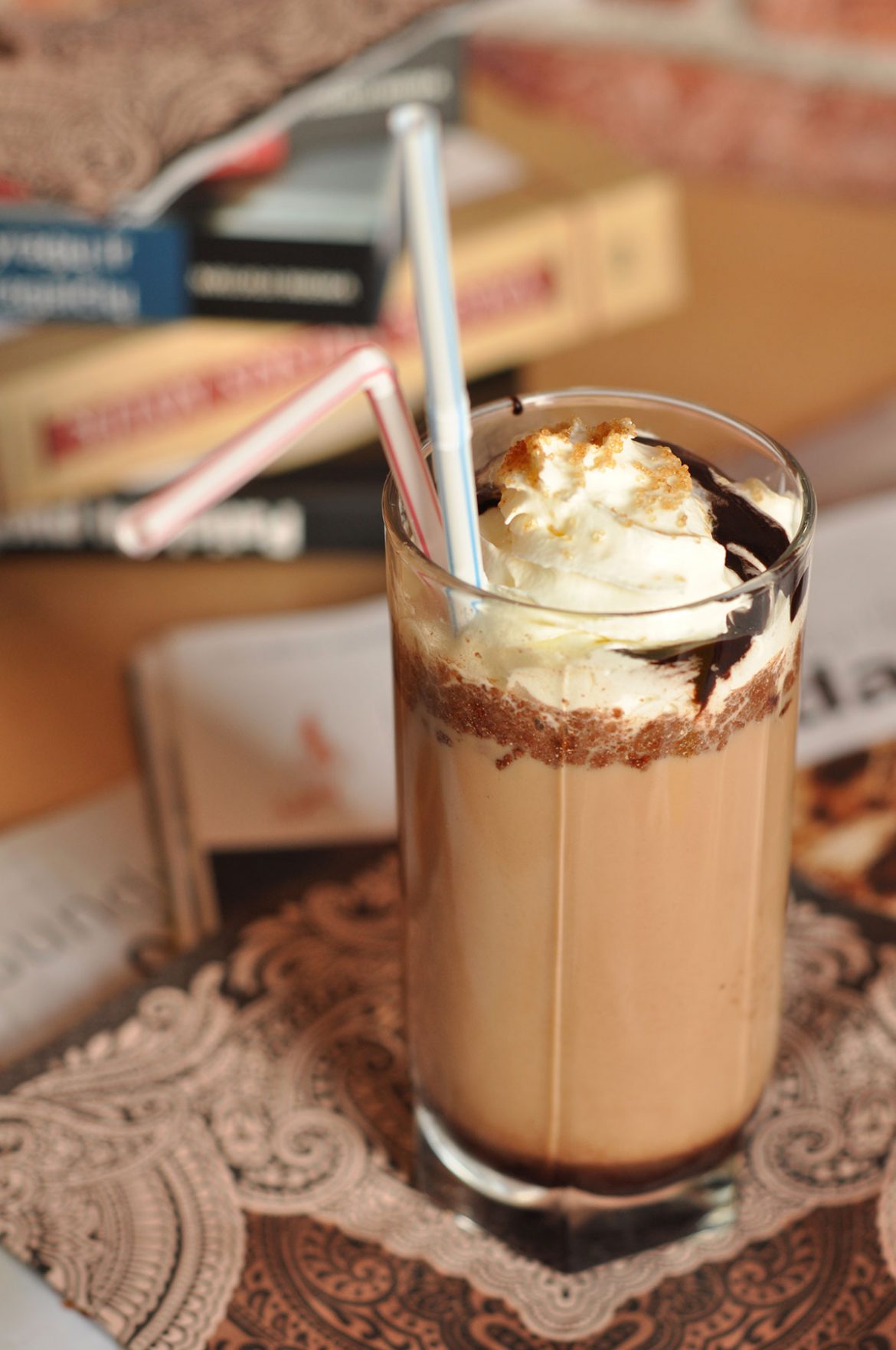 Šaltas kavos gėrimas su šokoladu