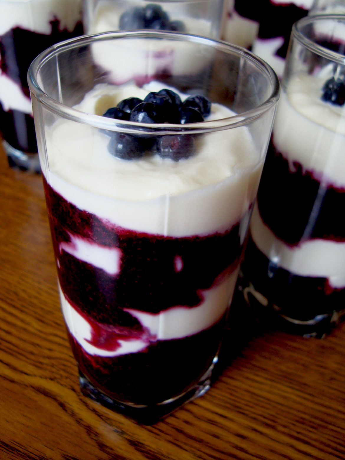 Sluoksniuotas mėlynių desertas