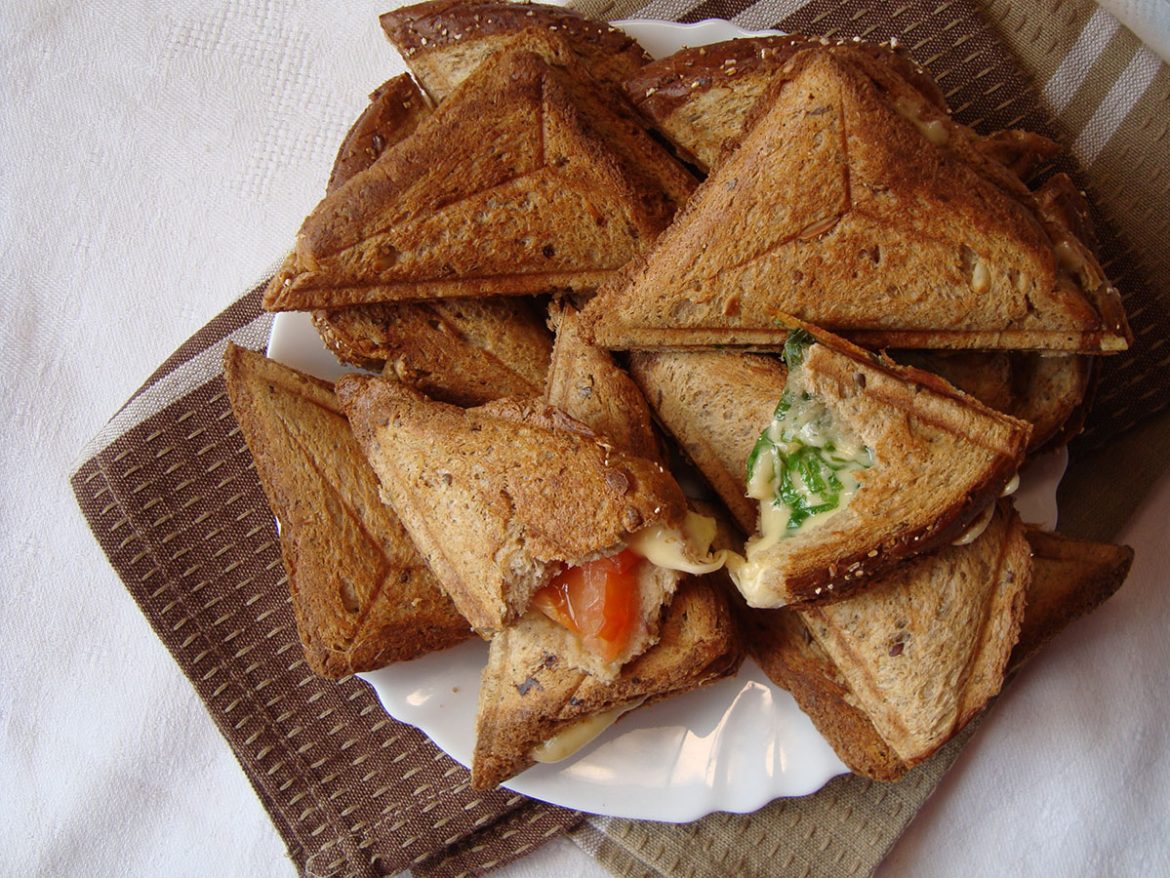 Karšti sumuštiniai su špinatais ir sūriu